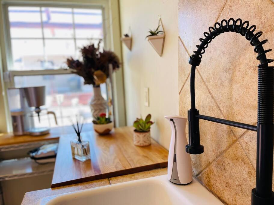 Quaint Historic Cottage In Downtown フェニックス エクステリア 写真